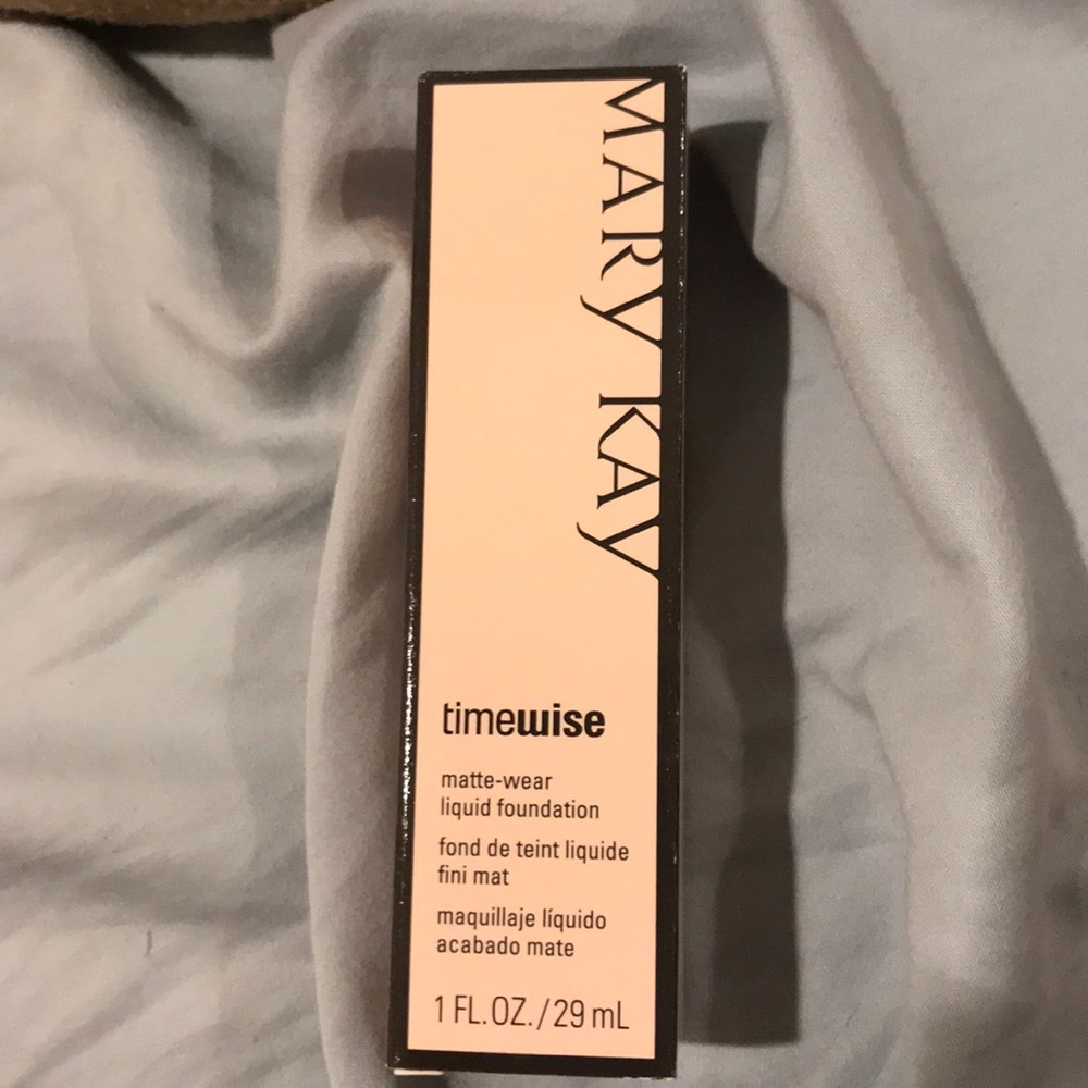 Mary Kay Timewise matte foundation (combo/oily)